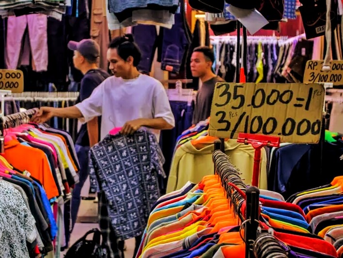 Penjual baju bekas impor (Sumber: bbc.com)